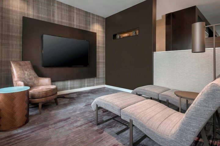 Lounge 31 of 37